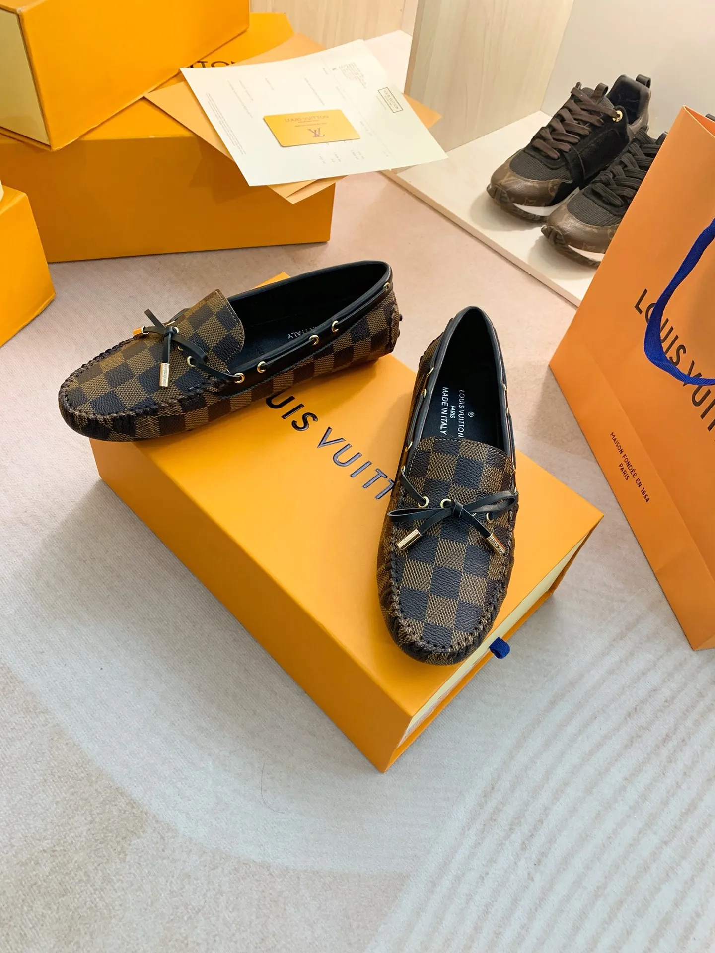 p460💰Couple model❤️🇫🇷 𝙇𝙤𝙪𝙞𝙨 𝙑𝙪𝙞𝙩𝙩𝙤𝙣 🇫🇷Louis Vuitton 2023 Classic𝓛𝓿 𝓣𝓻𝓪𝓲𝓷𝓮𝓻 Sports Series ➪➪➪¯ [Arizona Doudou Shoes Series] ▪️▪️▪️Arizona slip-on shoes are made of Monogram Eclipse canvas. Its hand-painted and dyed edges and hand-sewn uppers fully demonstrate Louis Vuitton's traditional shoemaking craftsmanship. This slip-on shoe is very lightweight. The integrated tongue and upper make it particularly comfortable and flexible. The soft outsole is equipped with rubber padding. Decorated with matching sash. Detailed features: ☑️Monogram Eclipse canvas ☑️Black Eclipse pattern ☑️Hand-painted shoe edges ☑️Hand-sewn uppers (each pair takes time to process) ☑️Integrated tongue and upper construction ☑️Outsole equipped with rubber lining ☑️size: 35_46